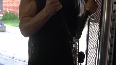 Hombre-Musculoso-En-El-Gimnasio-En-Casa-Ejerciendo-Curl-De-Bíceps-Con-Cable