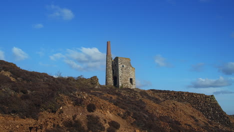Peaceful-clouds-pass-over-old-stone-mine-in-Cornwall,-UK,-timelapse