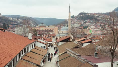 Architektonisches-äußeres-Die-Gebäude-Und-Die-Dinarischen-Alpen-In-Der-Stadt-Sarajevo,-Bosnien-Und-Herzegowina