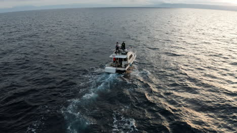 Fischerboot,-Das-Auf-Das-Meer-Hinausfährt,-Um-Thunfische-Bei-Sonnenaufgang-In-Kroatien-Zu-Fangen