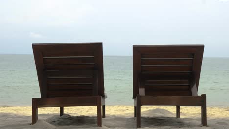 Blick-Von-Hinten-Auf-Zwei-Sonnenliegen-Oder-Strandbetten-Am-Sandstrand-Von-Thailand,-Keine-Menschen