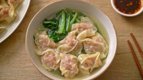 pork-wonton-soup-or-pork-dumplings-soup-with-vegetable---Asian-food-style