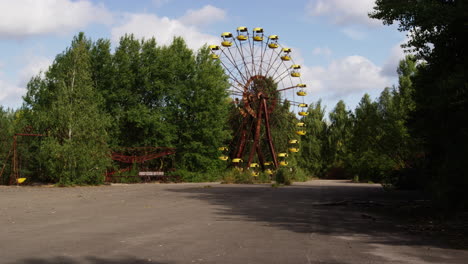 Pripyat-Ferris-wheel-in-abandoned-amusement-park,-distance-zoom-out-view