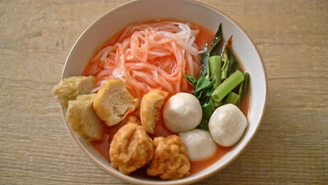 Kleine-Reisbandnudeln-Mit-Fischbällchen-Und-Garnelenbällchen-In-Rosa-Suppe,-Yen-Ta-Four-Oder-Yen-Ta-Fo---Asiatisches-Essen