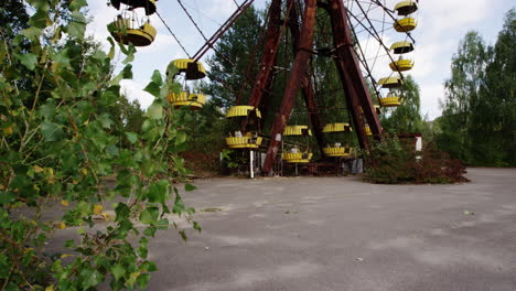 Ferris-wheel-with-yellow-baskets-in-Pripyat,-close-up-tilting-up-view