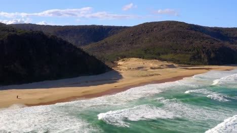 Perfect-Scenery-Of-Turquoise-Beach-With-Lush-Mountains-Near-North-Era-Campground-In-Royal-National-Park,-NSW-Australia