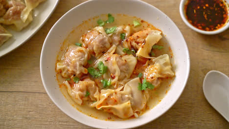 Wan-Tan-Suppe-Mit-Schweinefleisch-Oder-Knödelsuppe-Mit-Gerösteten-Chilis---Asiatische-Küche