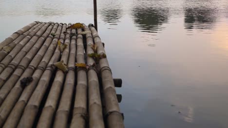 Nachmittags-Ein-Bambusfloß-Am-See