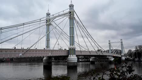 Ein-Zeitraffer-Der-Albert-Bridge-Vom-Battersea-Park-Am-Abend