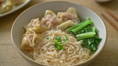 Eiernudeln-Mit-Wan-Tan-Suppe-Oder-Schweinefleischknödelsuppe-Und-Gemüse---Asiatische-Küche