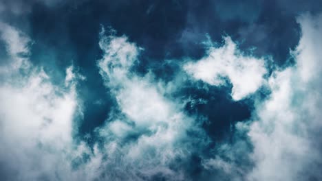 Nubes-Oscuras-En-El-Cielo-Azul-Con-Un-Relámpago