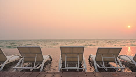 Leere-Liegestühle-Am-Meer-Mit-Meer-Im-Hintergrund-Bei-Sonnenuntergang