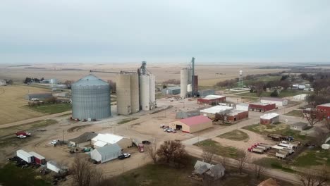 Luftaufnahme-Eines-Kleinen-Agrarunternehmens-Am-Rande-Einer-Kleinstadt-In-Nebraska,-USA