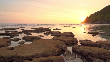 Wunderschöner-Sonnenuntergang-Auf-Der-Tropischen-Insel-Mit-Felsigem-Strand,-Orangefarbenem-Himmel