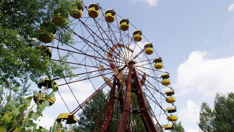 Abandoned-Ferris-wheel-against-blue-sky-in-nuclear-disaster-zone,-Pripyat