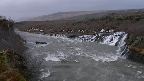 Wasserfall,-Der-Von-Lavafeldern-Zum-Fluss-Hvita-Kaskadiert