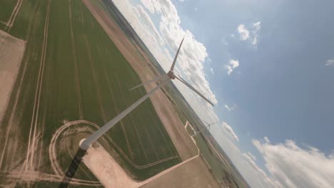 Volando-Alrededor-De-Turbinas-Eólicas-Giratorias-En-Borgoña,-Francia