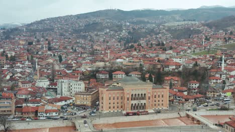 Vista-Panorámica-De-La-Ciudad-De-Sarajevo,-Bosnia-Y-Herzegovina-Durante-El-Día---Toma-Aérea-De-Drones