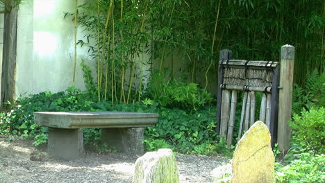 Eine-Bank-Und-Ein-Bambustor-In-Einem-Japanischen-Teegarten