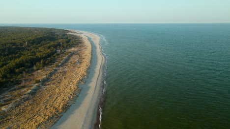 Long-Sandy-Beachfront-In-Peninsula-Hel-Puck-Bay,-Poland