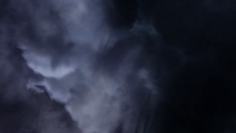 Nubes-Cumulonimbus-Y-Tormentas-Eléctricas-En-El-Cielo-Oscuro
