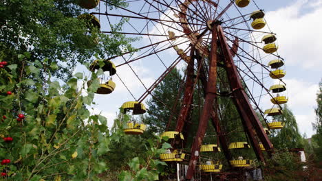Rustic-and-abandoned-Ferris-wheel-in-Pripyat,-close-up-zoom-out-view