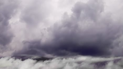 Timelapse,-Nubes-Sobre-Montañas-Con-Cielos-Despejados