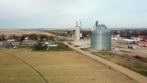 Luftdrohnenansicht-Einer-Kleinen-Stadt-Im-Ländlichen-Nebraska-Mit-Agribusiness-Zur-Unterstützung-Der-Getreidelagerung-Und-Des-Verkaufs---Bladen,-Nebraska,-USA