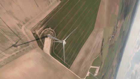 Ein-Dynamischer-Tauchgang-Einer-Windkraftanlage-Mit-Einer-Filmischen-Fpv-drohne,-Frankreich
