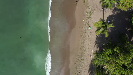 Fliegen-über-Montesinos-Beach,-Dominikanische-Republik