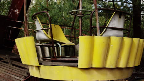 Yellow-basket-of-Pripyat-Ferris-wheel,-close-up-zoom-out-view