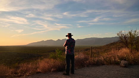 El-Hombre-Admira-La-Puesta-De-Sol-En-El-Parque-Nacional-Saguaro,-Tucson,-Arizona
