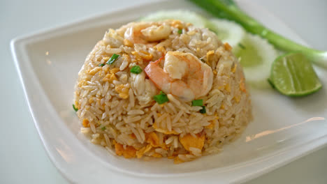 Gebratener-Reis-Mit-Garnelen-Und-Krabben-Auf-Weißem-Teller