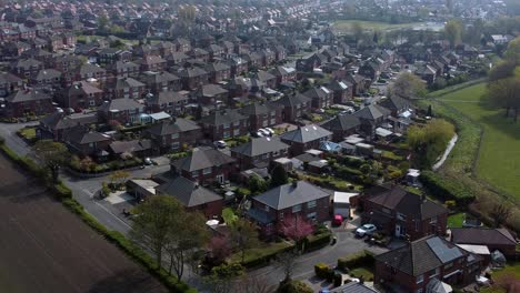 Landschaft-Wohnsiedlung-Luftbild-Fliegen-über-England-Ackerland-Wohngemeinschaft-Häuser-Zurückziehen-Rechts-Erschossen