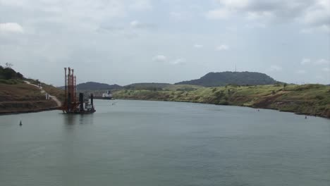 Navegando-Hacia-La-Esclusa-De-Pedro-Miguel-En-El-Canal-De-Panamá