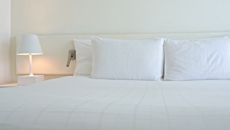Panoramaaufnahme-Eines-Leeren-Ferienhotelzimmers-Und-Eines-Ehrlichen-Kingsize-Doppelbetts-Mit-Weißer-Bettwäsche