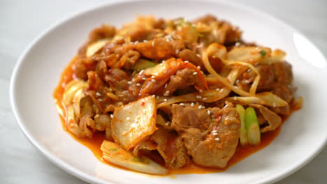 Gebratenes-Schweinefleisch-Mit-Koreanischer-Gewürzpaste-Und-Kimchi---Koreanischer-Essensstil