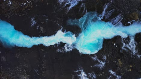 Absteigende-Luftaufnahme-Von-Wunderschönen-Blauen-Fließenden-Bruarfoss-wasserfällen-In-Island-Bei-Tageslicht-In-Island