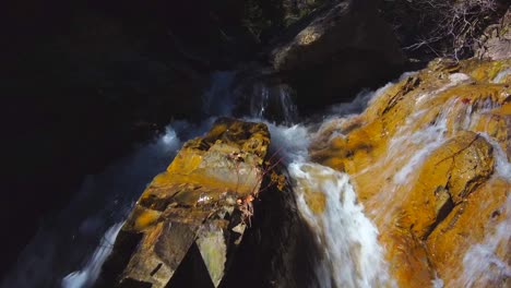 Nahaufnahme-Eines-Wasserfalls-In-Einem-Kleinen-Fluss-In-Den-Spanischen-Pyrenäen