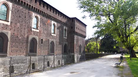 Detalles-Del-Antiguo-Castillo-Medieval-Sforzesco,-Día-Soleado-Y-Nubes,-Milán,-Italia