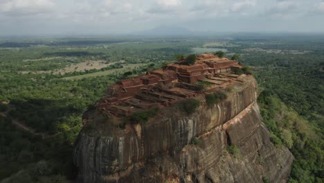 Patrimonio-De-La-Unesco-Sri-Lanka,-Sigiriya-Rock-Con-Ruinas-Del-Antiguo-Palacio