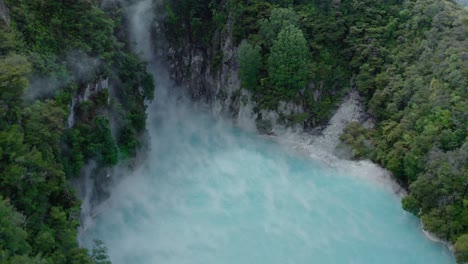 El-Vapor-Se-Eleva-Desde-Las-Mágicas-Aguas-Termales-Hidrotermales-Azules-En-Nueva-Zelanda