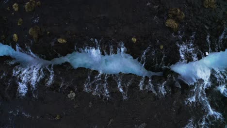 Gigantesca-Cantidad-De-Agua-Que-Cae-Por-Las-Cascadas-Rocosas-En-La-Corriente-De-La-Cascada-Bridge-Falls-En-Islandia