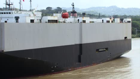Barco-Mercante-Cruzando-El-Lago-Gatún,-Canal-De-Panamá