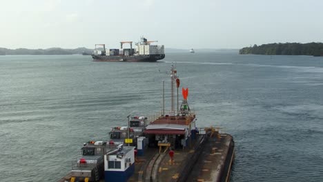 Barcos-Comerciales-Esperando-En-El-Lago-Gatún-Para-Transitar-Por-Las-Esclusas-Del-Canal-De-Panamá