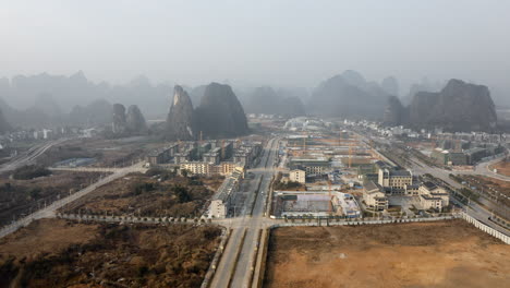 Yangshuo-Stadtbau,-Stadtentwicklung-In-Der-Chinesischen-Landschaft,-Luftbild