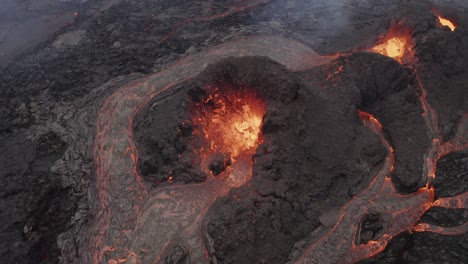 Lava-Ardiente-Que-Sale-De-Pequeños-Cráteres-De-Ventilación-Durante-La-Erupción