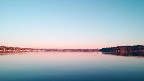 Lago-Washington-Agua-Tranquila-Y-Vistas-A-La-Montaña-Al-Amanecer