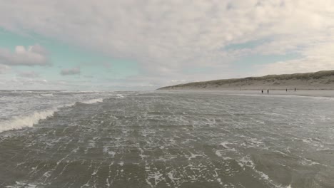 Tiefflug-über-Den-Malerischen-Ozean-Unter-Wolkenhimmel-Auf-Der-Insel-Texel-In-Nordholland,-Niederlande