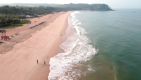 Goa-Sinquerim-Dron-De-Playa-A-Vista-De-Pájaro-Drone-Viniendo-Azul-Playa-De-Goa